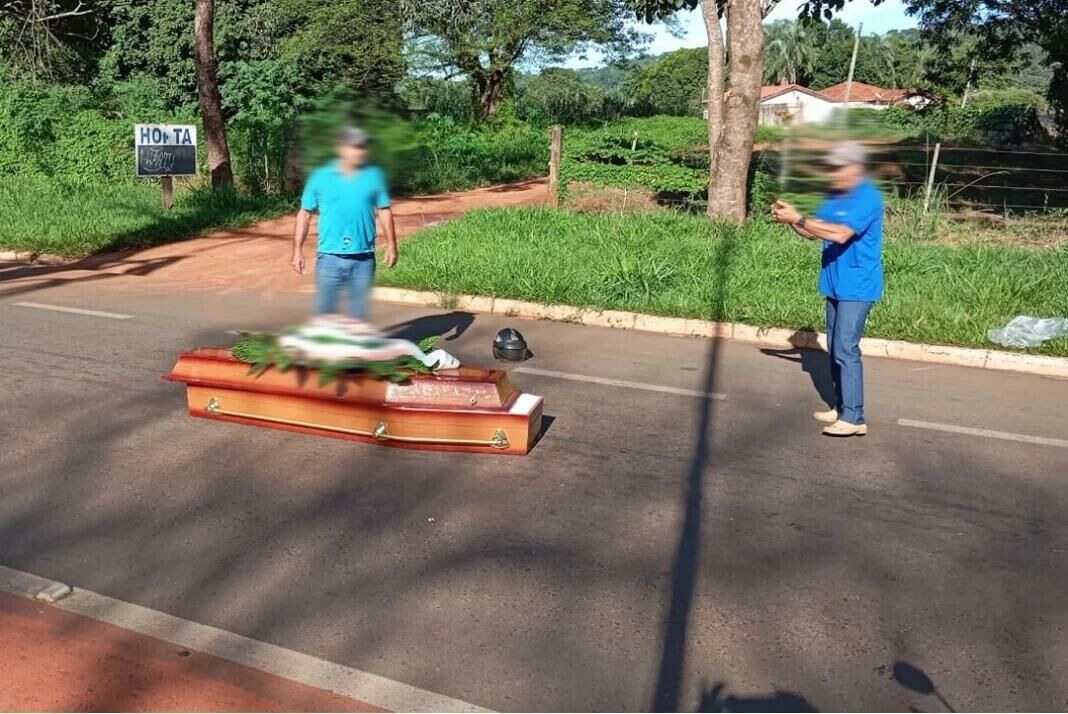 Imagem de compartilhamento para o artigo Caixão cai de carro funerário e fica no meio de avenida em Cassilândia da MS Todo dia